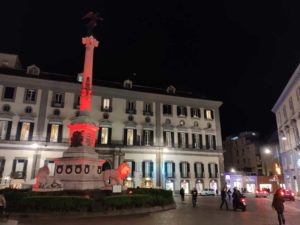 Piazza dei Martiri illuminata di sera