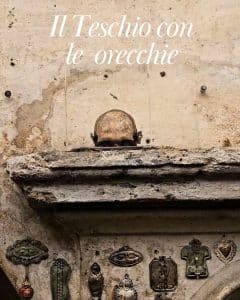 Il teschio con le orecchie nella chiesa di santa luciella foto di vado a napoli