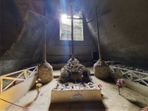 Altare del Capitano al Cimitero delle Fontanelle di Napoli