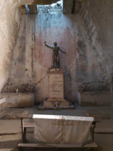 Statua del Monacone nel cimitero delle fonanelle a napoli