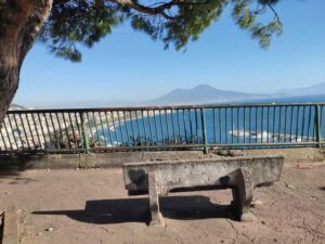 Napoli panoramica dalla panchina che guarda il Golfo di Napoli