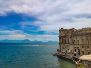 Estate a Napoli il palazzo donn'anna