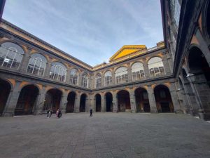 Il Palazzo Reale di Napoli il suo cortile